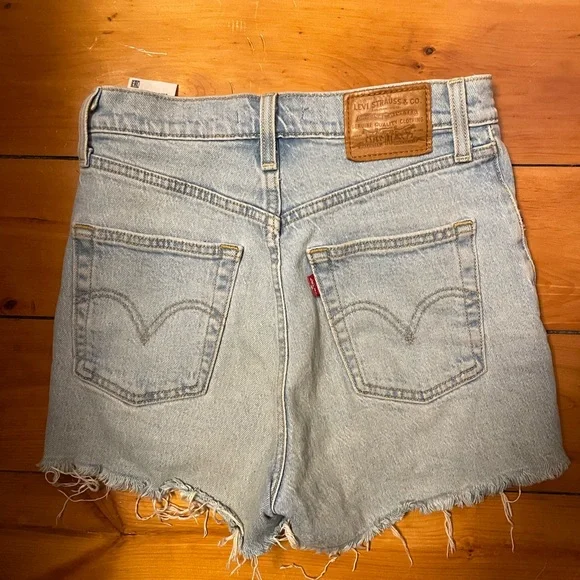 Levi’s Ribcage Shorts - Picture 2 of 2